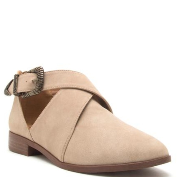 Qupid Shoes - Buckled Cross-strap Flats! Size 6